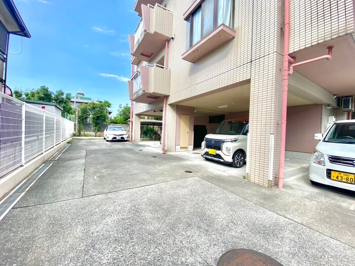 物件外観写真4　(駐車場)