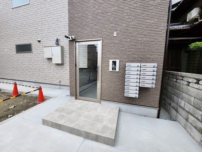 物件外観写真3　(エントランス部分)