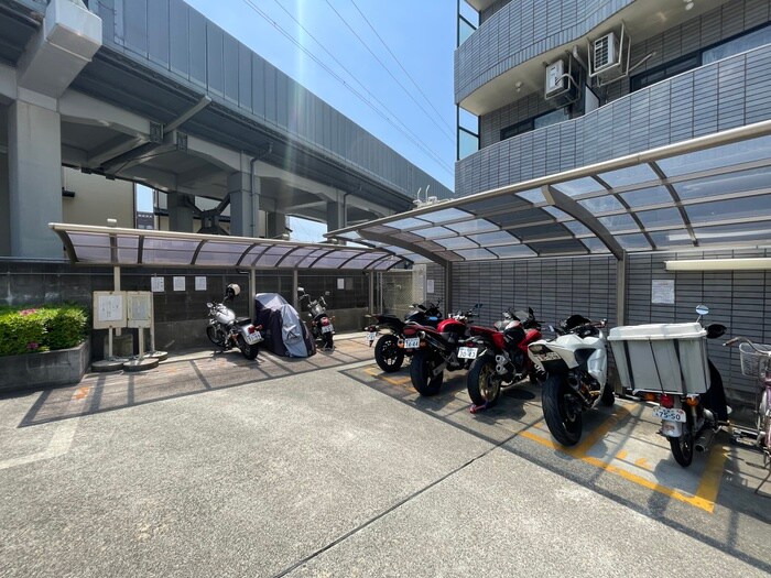 物件外観写真5　(バイク置き場)