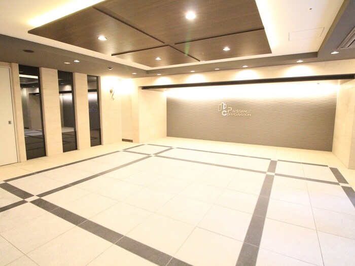 物件外観写真4　(エントランス部分)