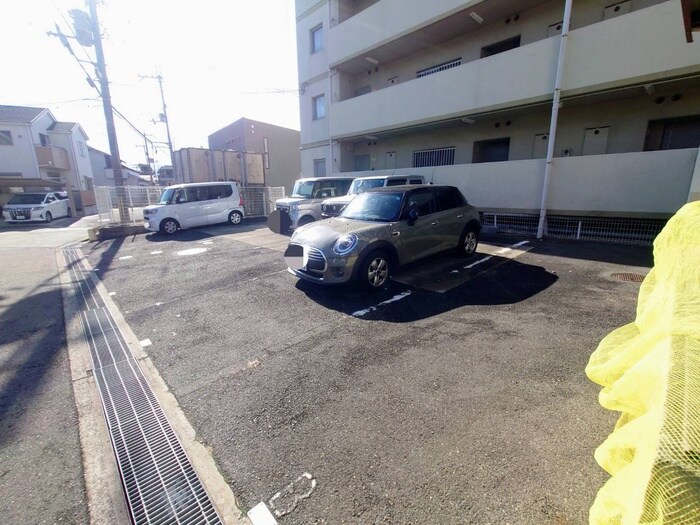 物件外観写真3　(駐車場)
