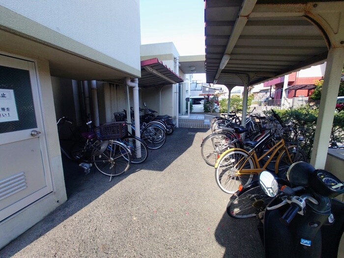 物件外観写真4　(駐輪場)