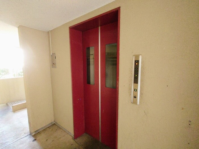 物件外観写真5　(エントランス部分)