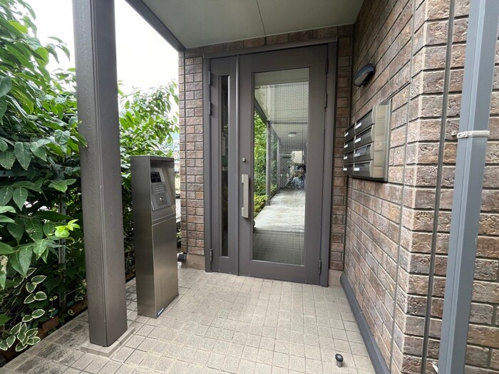 物件外観写真3　(エントランス部分)