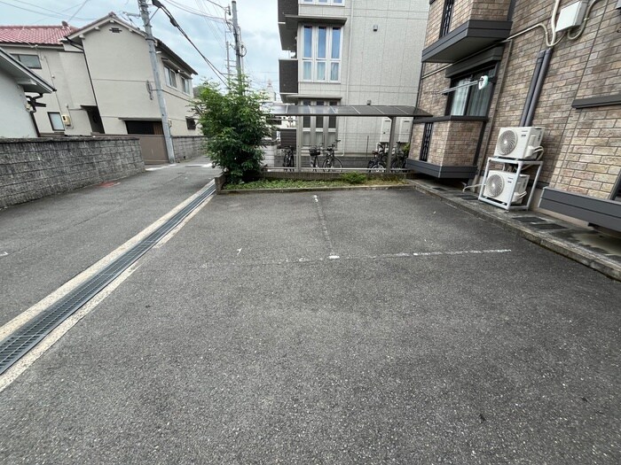 物件外観写真4　(駐車場)