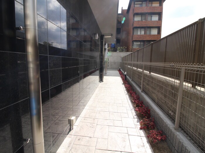 物件外観写真2　(エントランス部分)