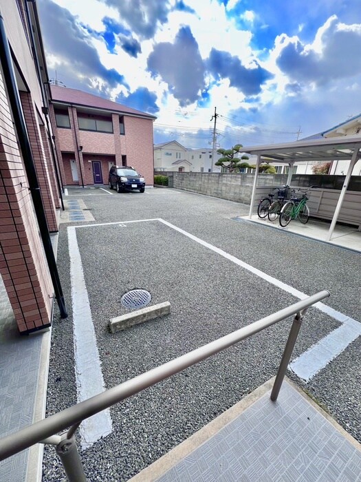 物件外観写真2　(駐車場)