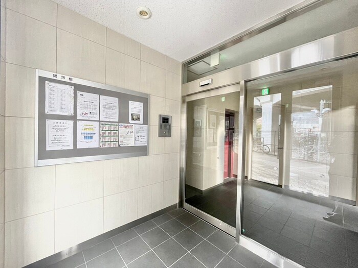 物件外観写真2　(エントランス部分)