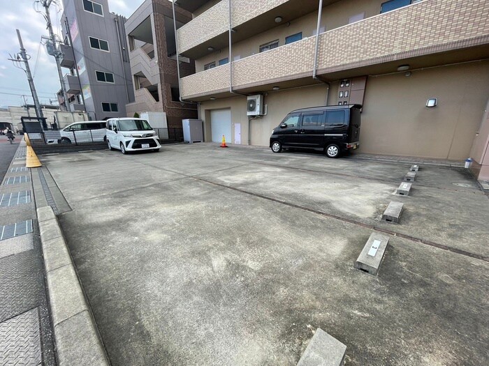 物件外観写真3　(駐車場)
