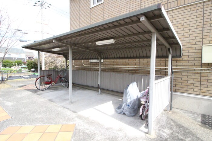 物件外観写真4　(駐輪場)