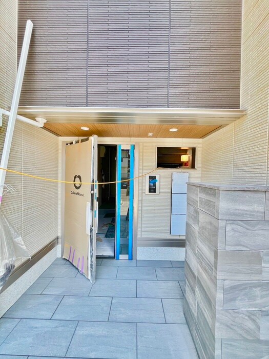 物件外観写真6　(エントランス部分)