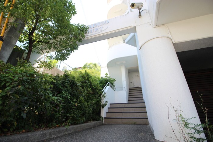 物件外観写真2　(エントランス部分)