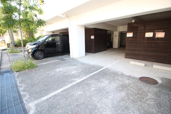 物件外観写真3　(駐車場)