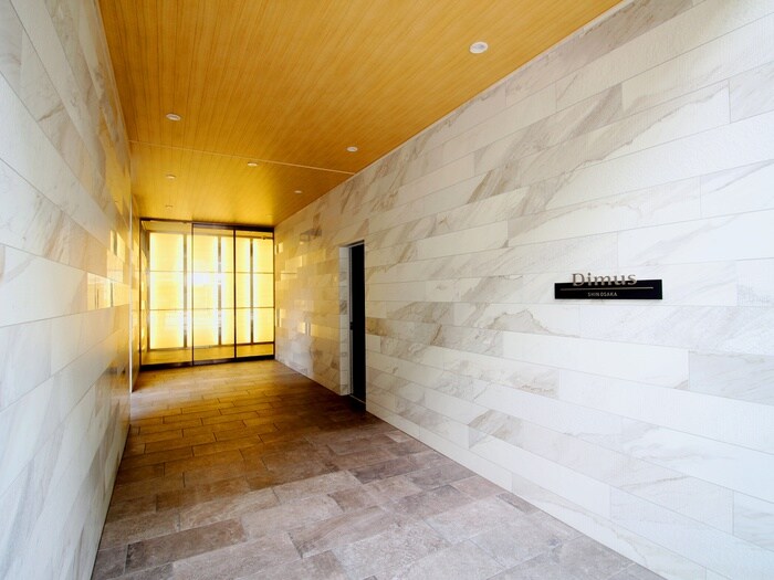 物件外観写真2　(エントランス部分)