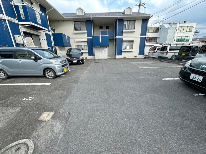 物件外観写真3　(駐車場)