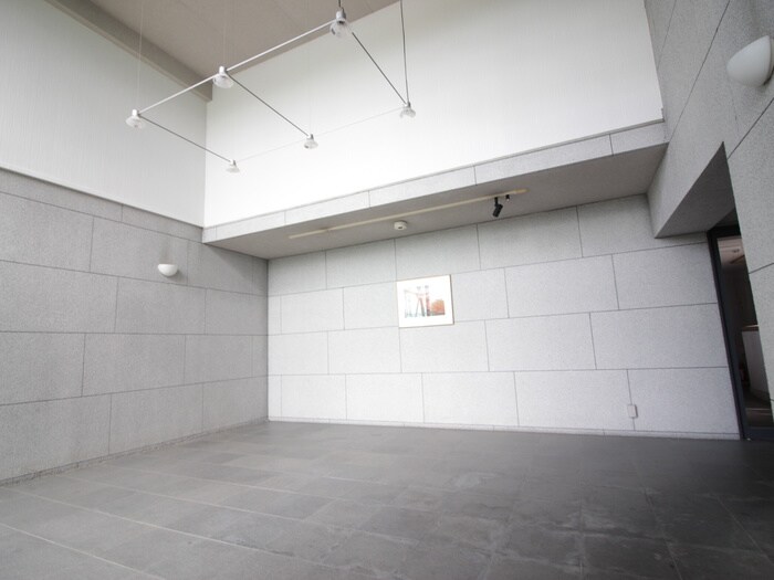 物件外観写真4　(エントランス部分)