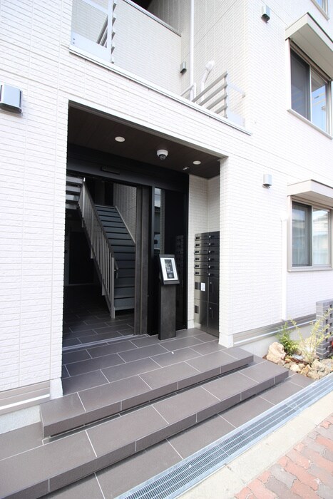 物件外観写真3　(エントランス部分)