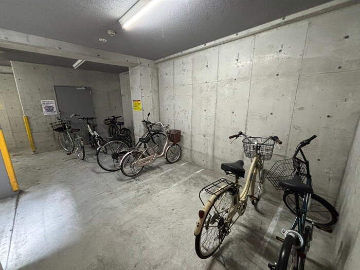 物件外観写真3　(駐輪場)