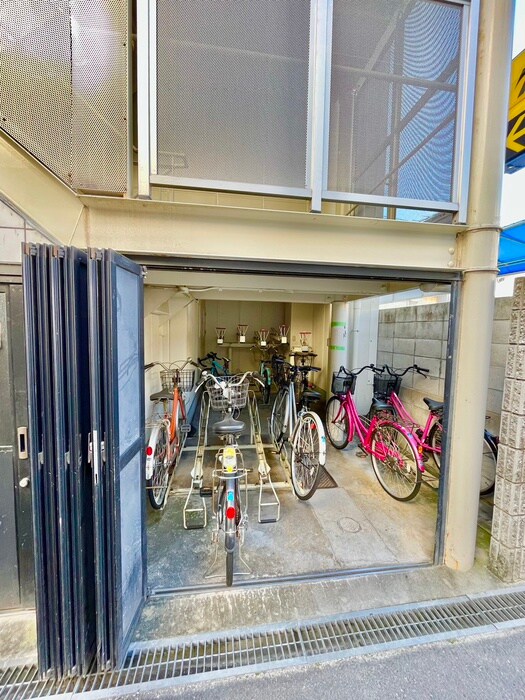 物件外観写真4　(駐輪場)