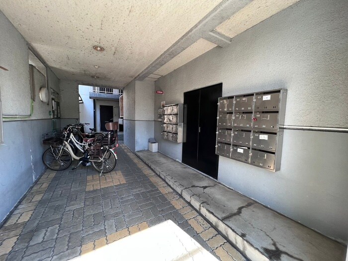 物件外観写真6　(エントランス部分)