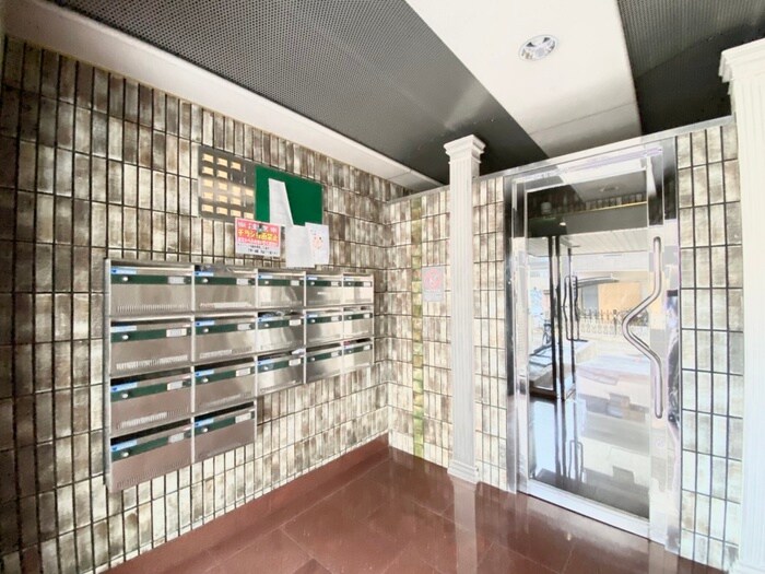 物件外観写真2　(エントランス部分)