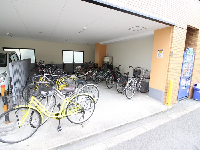 物件外観写真4　(駐輪場)