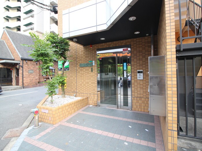 物件外観写真6　(エントランス部分)