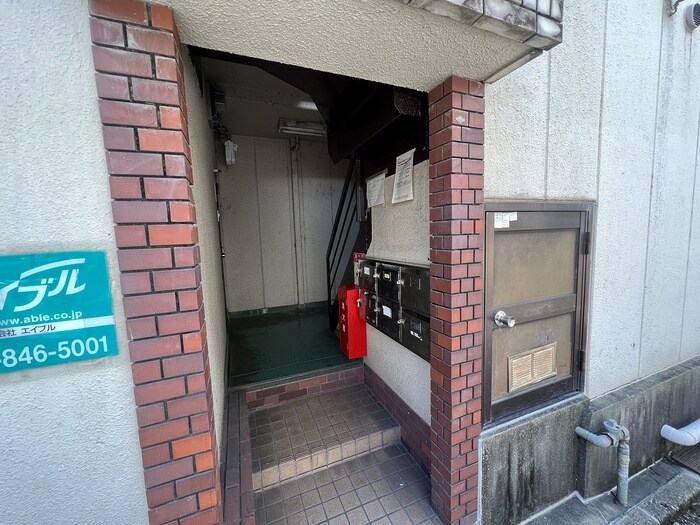 物件外観写真3　(エントランス部分)