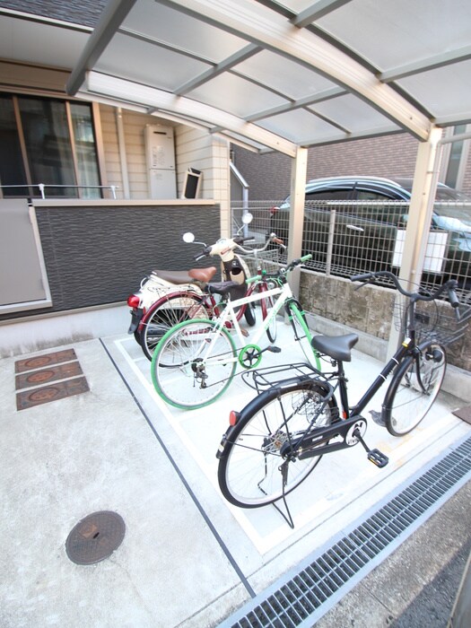 物件外観写真4　(駐輪場)