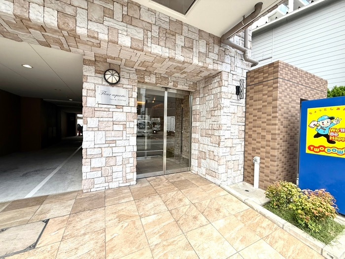 物件外観写真2　(エントランス部分)