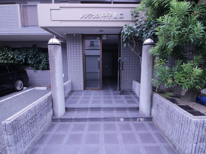 物件外観写真4　(エントランス部分)