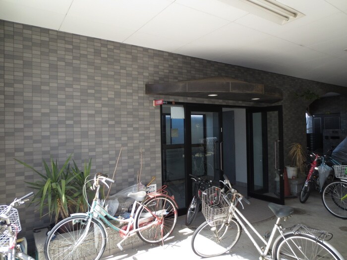 物件外観写真3　(エントランス部分)