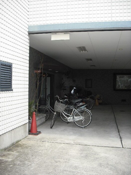 物件外観写真4　(駐輪場)