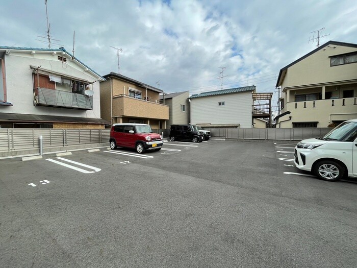 物件外観写真5　(駐車場)