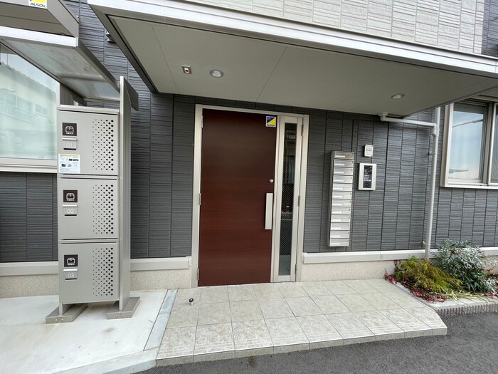 物件外観写真6　(エントランス部分)