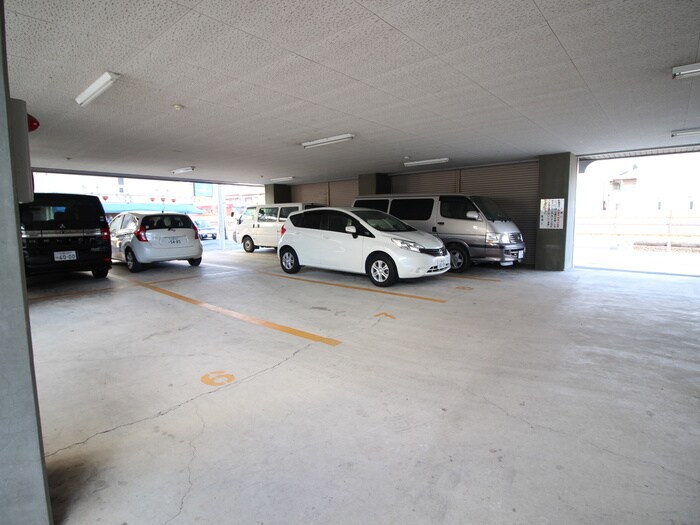 物件外観写真6　(駐車場)