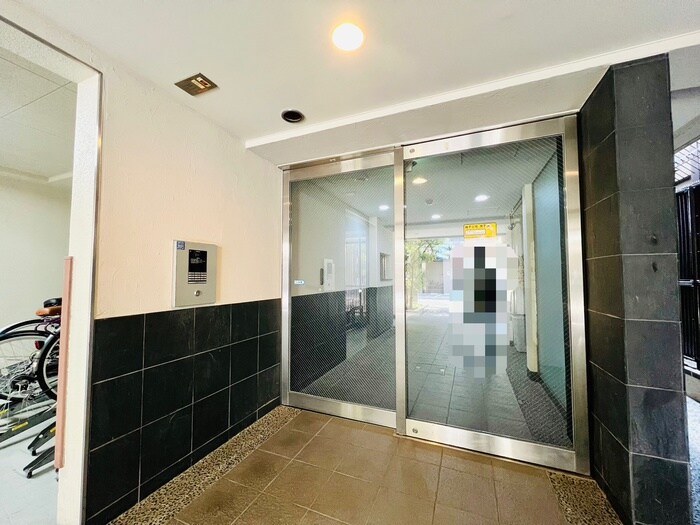 物件外観写真6　(エントランス部分)