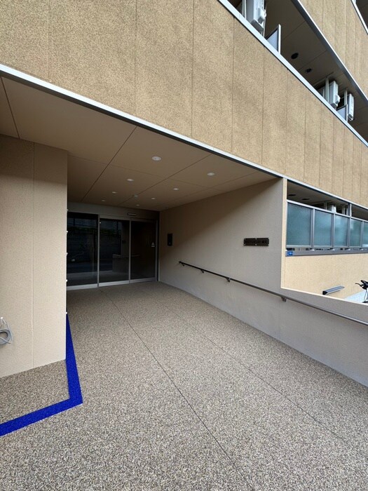 物件外観写真2　(エントランス部分)