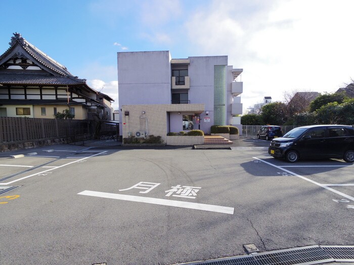 物件外観写真5　(駐車場)