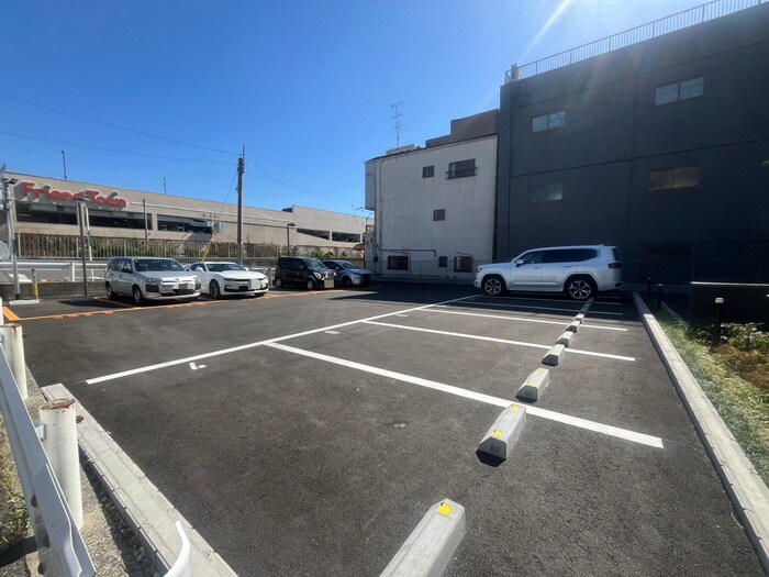 物件外観写真4　(駐車場)