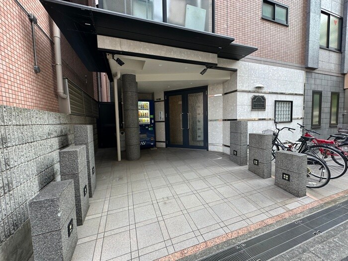 物件外観写真3　(エントランス部分)