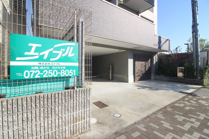 物件外観写真2　(エントランス部分)