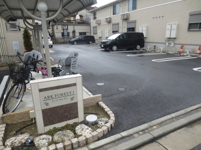 物件外観写真5　(駐車場)