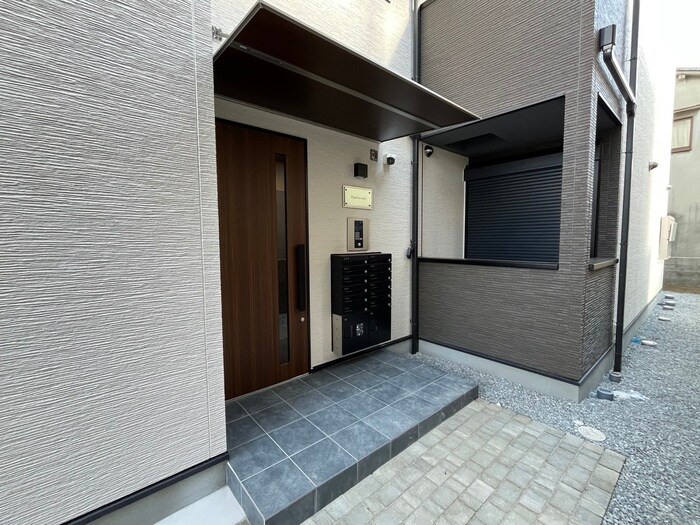 物件外観写真2　(エントランス部分)