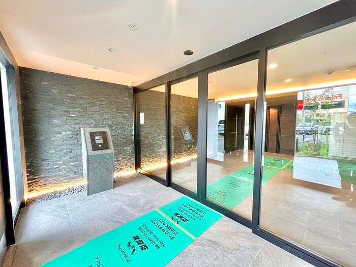 物件外観写真3　(エントランス部分)