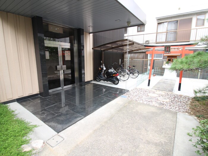 物件外観写真2　(エントランス部分)