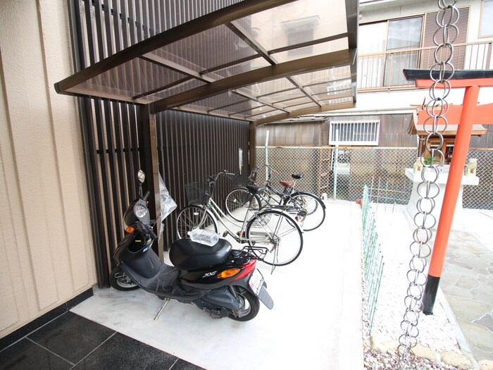 物件外観写真4　(駐輪場)