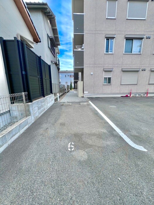 物件外観写真4　(駐車場)