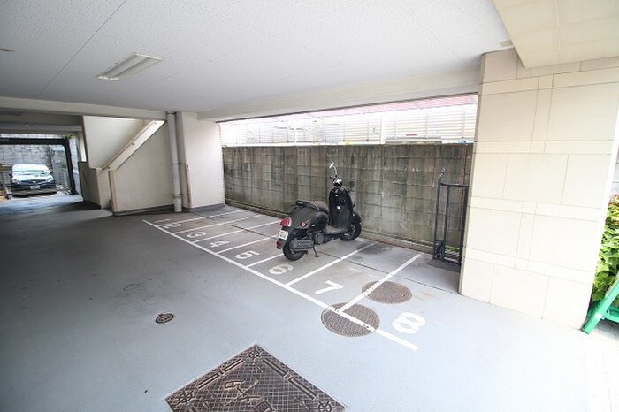 物件外観写真5　(バイク置き場)