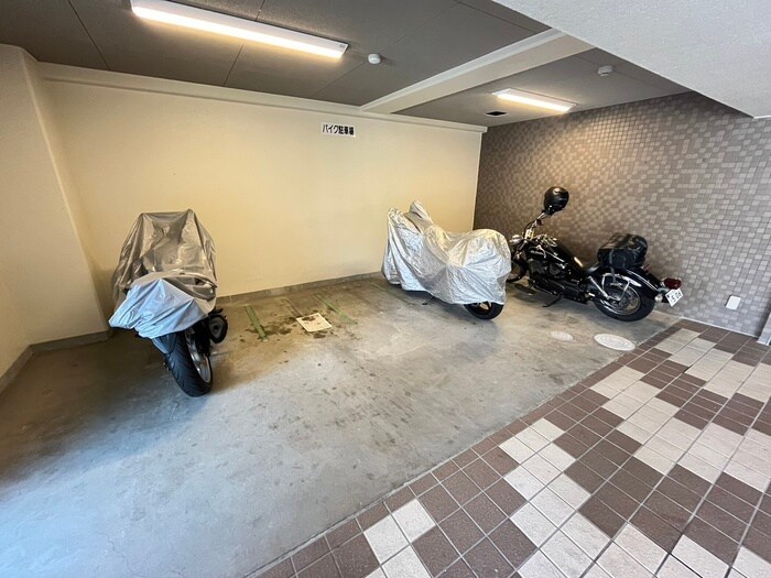 物件外観写真3　(バイク置き場)